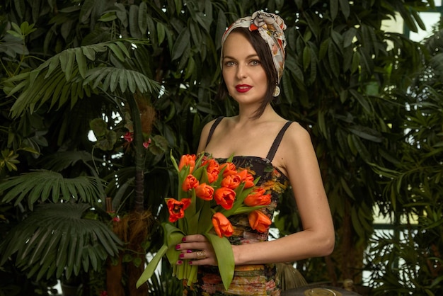 Foto meninas em vestidos brilhantes posam no jardim botânico