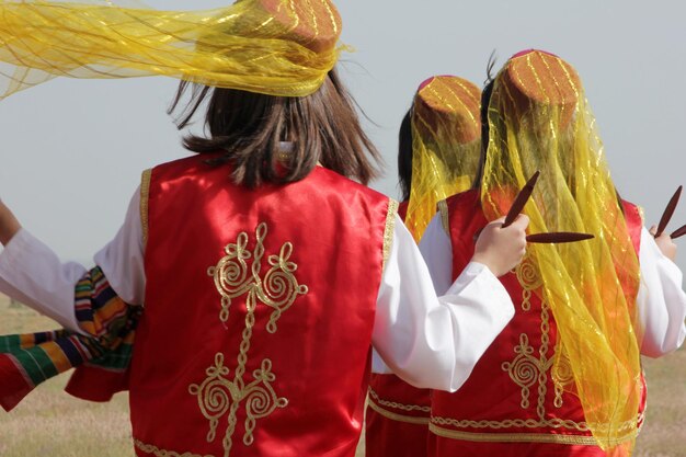 Meninas em vestidos folclóricos turcos