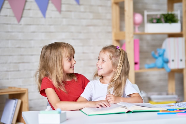 Meninas estudando juntos