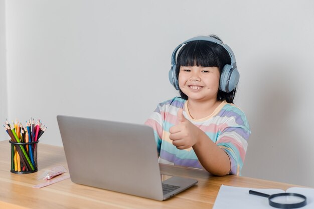 Meninas estudando online em casa;