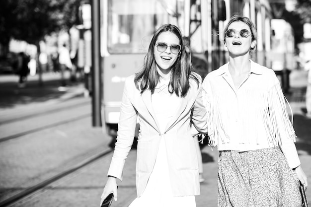 Meninas expressando emoções positivas andando na rua da cidade viajando na cidade de budapeste da europa