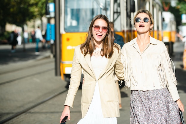 Meninas expressando emoções positivas andando na rua da cidade Viajando na cidade de budapeste da europa