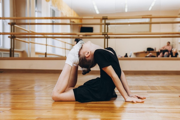 Meninas fazendo exercícios de ginástica ou se exercitando na aula de fitness