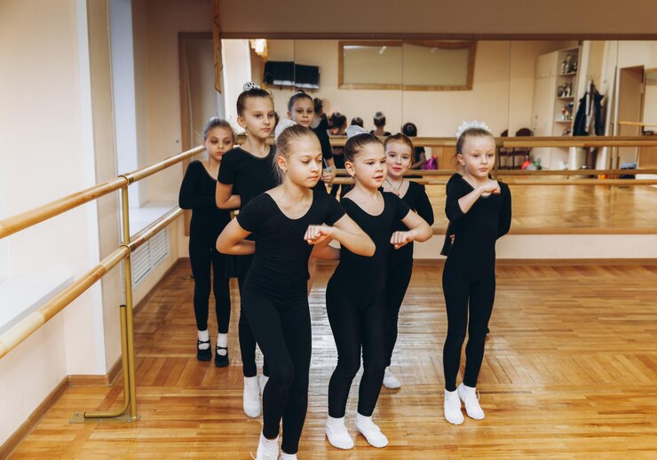 Foto meninas fazendo exercícios de ginástica ou se exercitando na aula de fitness