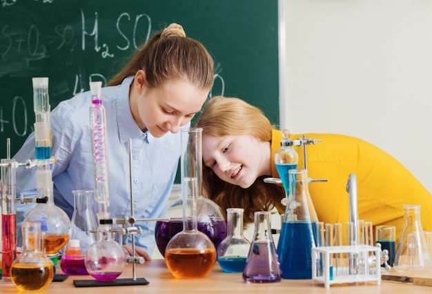 Meninas fazendo experimentos químicos