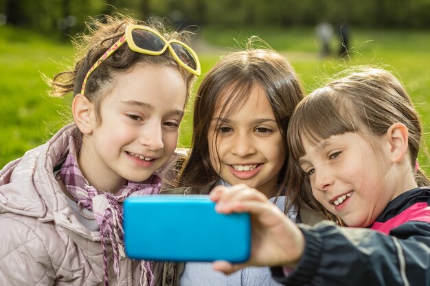 Meninas fazendo selfie no parque