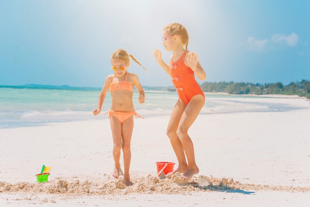 Meninas felizes brincando na praia