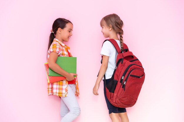 Meninas felizes com colegas se divertindo na escola