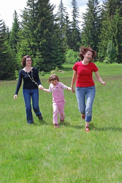 meninas felizes correndo na natureza (NIKON D80; 2.6.2007; 1/800 em f/5.6; ISO 320; balanço de branco: Auto; distância focal: 50 mm)