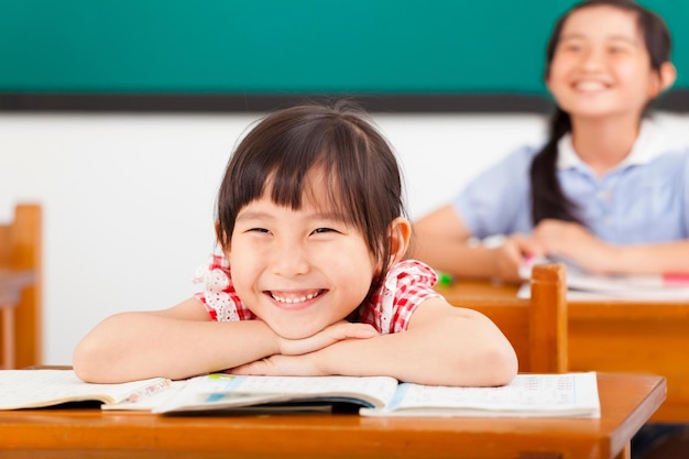 Meninas felizes na sala de aula
