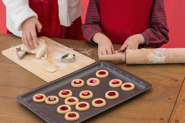 Meninas festivas que fazem biscoitos de natal