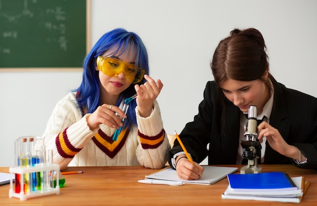 Foto meninas gays de tiro médio na escola