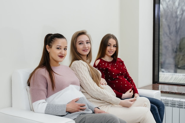 Meninas grávidas estão esperando o médico na sala de espera.