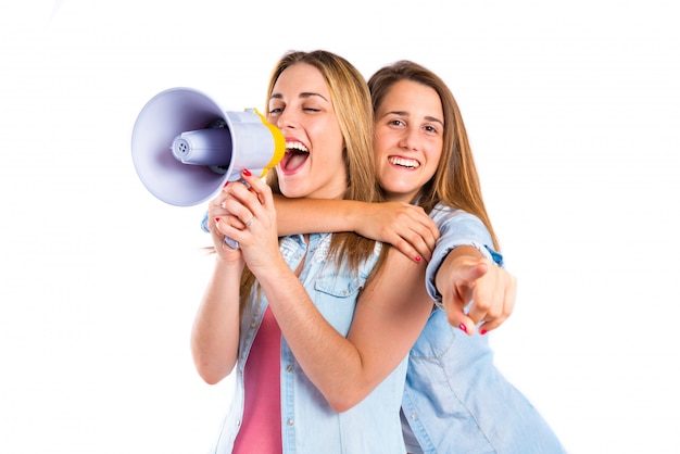 Meninas gritando com megafone sobre fundo branco