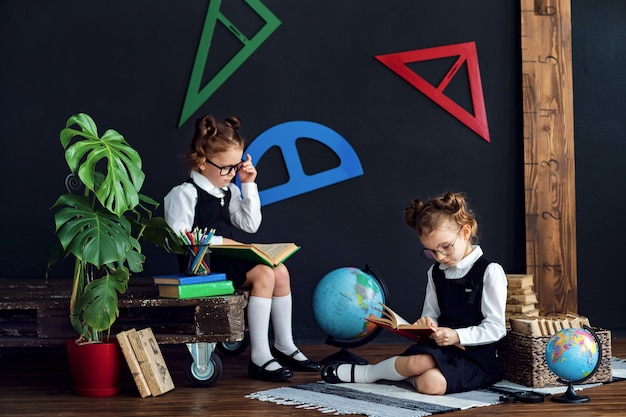 Meninas inteligentes lendo livros na escola