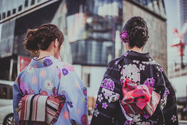Meninas japonesas vestindo roupas tradicionais de quimonos, momentos de estilo de vida
