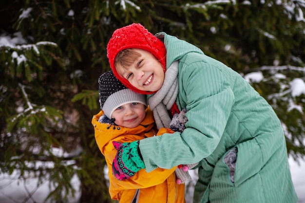 Meninas jogam bolas de neve em um dia de inverno