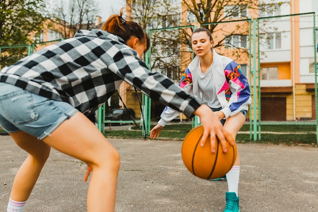 Foto meninas, jogando basquetebol