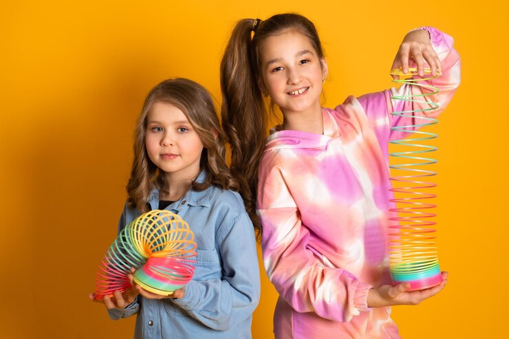 Meninas jogando brinquedos furtivos na cor de fundo