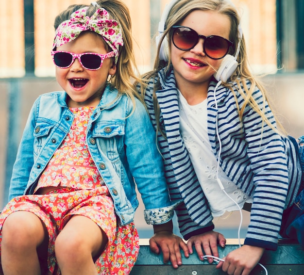 Meninas jovens bonitos e elegantes