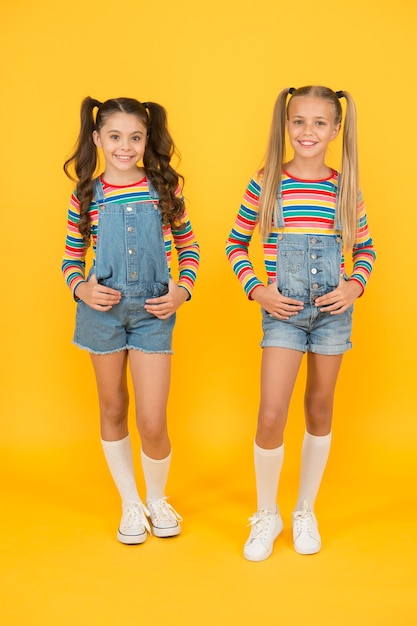 Meninas na moda e chiques vestindo roupas de arco-íris Roupas combinando Loja de moda Acessório obrigatório Cores vibrantes Moda moderna Moda infantil Meninas cabelos compridos Crianças fofas mesmas roupas