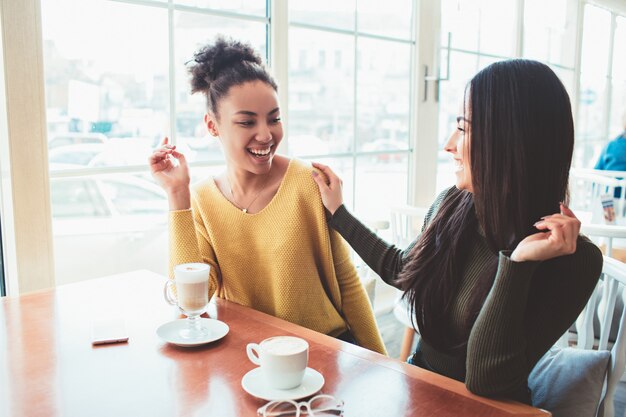 Meninas no café