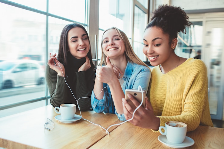 Foto meninas no café.