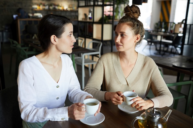 Meninas no café