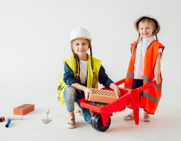 Meninas no cenário branco. Construção