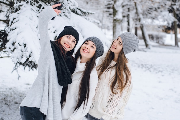 Meninas no parque de inverno