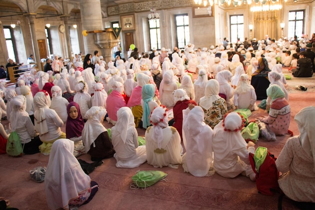 Meninas pequenas com hijab em uma grande mesquita