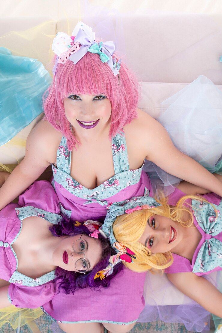 Foto meninas pin-up com roupas coloridas