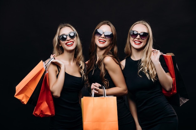 Meninas posando com compras após compras bem-sucedidas na sexta-feira