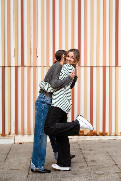 Foto meninas se abraçando na rua