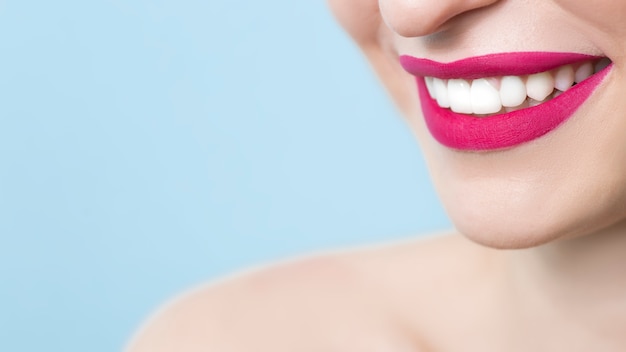 Meninas sorridentes com dentes bonitos e saudáveis. Fechar-se.