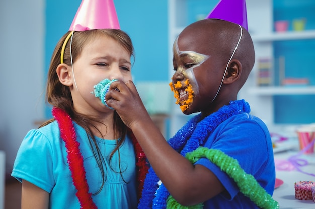 Meninas sorridentes com gelo nos rostos