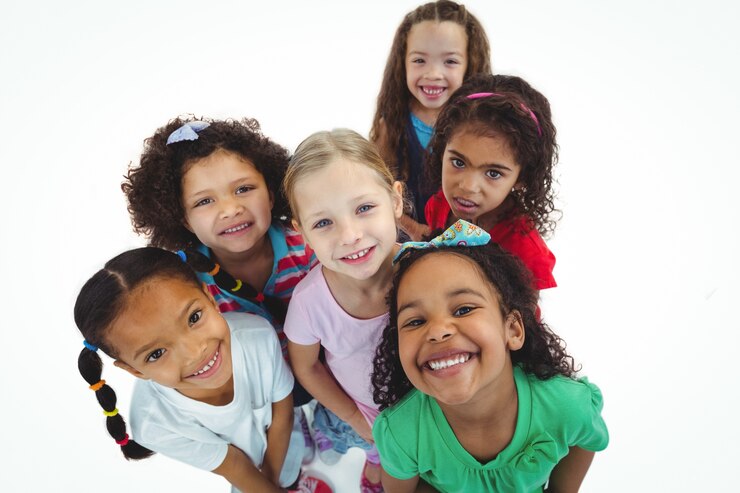 Foto meninas sorridentes olhando para cima
