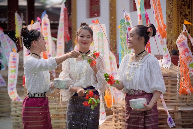 Meninas tailandesas asiáticas espirram água na tradição Songkran da província tailandesa de Lanna Chiang Mai Tailândia