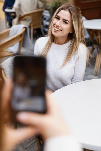 Foto meninas tirando fotos um ao outro no café