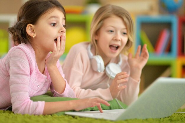 Meninas, usando computador portátil