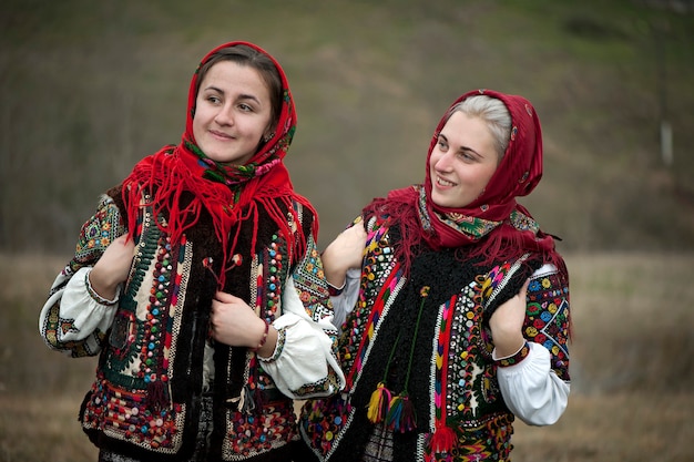 Meninas vestidas com roupas nacionais pitorescas antigas de Hutsul