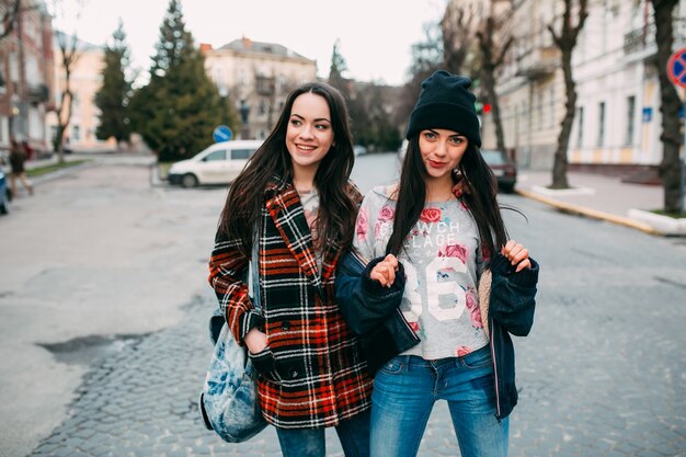 meninas vestindo casaco e roupas casuais