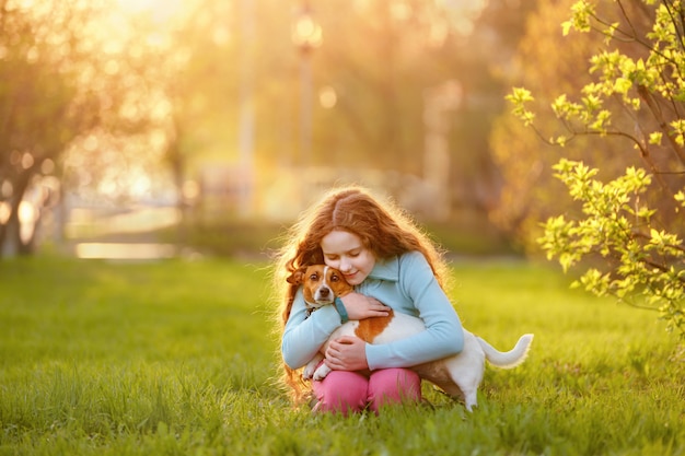 Menininha, abraçando, dela, amigo, um, cão, ao ar livre