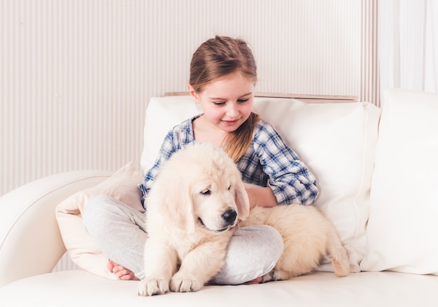 Menininha, acariciando, filhote cachorro