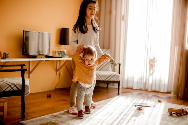 Menininha, ajudando, irmã bebê, para, caminhada