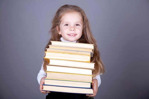 Menininha com livros.