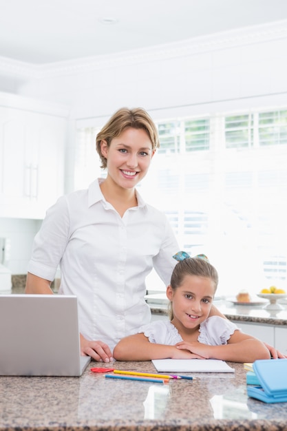 Menininha, fazendo, dela, dever casa, com, mãe, usando computador portátil