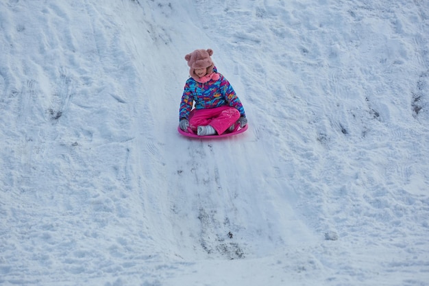 Menininha, montando, ligado, neve desliza, em, inverno, tempo