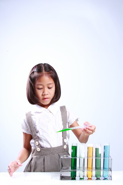 Menininha, segurando, um, tubo teste, com, líquido, cientista, química, e, ciência, educação, con