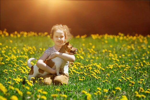 Menininha, tocando, com, dela, filhote cachorro